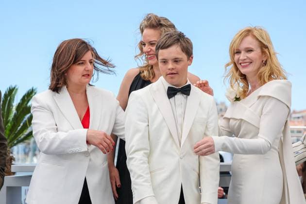 Cannes - Karavan Photocall Jakub Viktorin, Jana Plodkova, Anna Geislerova, David Vodstrcil, Juliana Brutovska Ol hova, Zuzana Kirchnerova and Giandomenico Cupaiuolo pose during the Karavan (Caravan) photocall at the 78th annual Cannes Film Festival at Palais des Festivals on May 22, 2025 in Cannes, France. Photo by Shootpix ABACAPRESS.COM Cannes France  Copyright: xShootpix ABACAx