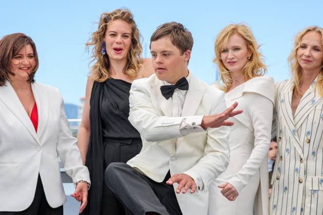 Cannes - Karavan Photocall Jakub Viktorin, Jana Plodkova, Anna Geislerova, David Vodstrcil, Juliana Brutovska Ol hova, Zuzana Kirchnerova and Giandomenico Cupaiuolo pose during the Karavan (Caravan) photocall at the 78th annual Cannes Film Festival at Palais des Festivals on May 22, 2025 in Cannes, France. Photo by Shootpix ABACAPRESS.COM Cannes France  Copyright: xShootpix ABACAx
