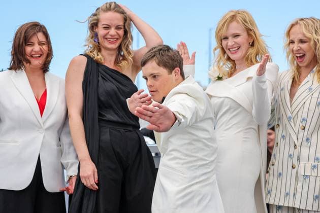Bilder des Jahres 2025, Entertainment 05 Mai Entertainment Themen der Woche KW21 Entertainment Bilder des Tages Cannes - Karavan Photocall Jakub Viktorin, Jana Plodkova, Anna Geislerova, David Vodstrcil, Juliana Brutovska Ol hova, Zuzana Kirchnerova and Giandomenico Cupaiuolo pose during the Karavan (Caravan) photocall at the 78th annual Cannes Film Festival at Palais des Festivals on May 22, 2025 in Cannes, France. Photo by Shootpix ABACAPRESS.COM Cannes France  Copyright: xShootpix ABACAx