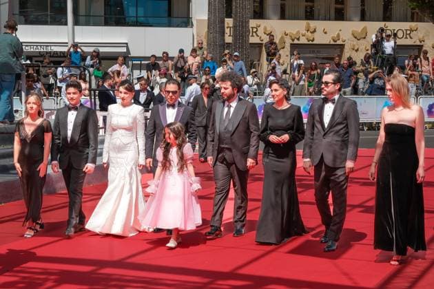 78eme Festival International du Film de Cannes Montée des marches du film Woman and Chili 78th International Cannes film festival Red Carpet 444948 2025 05 22 France Roustaee, Saeed Izadyar, Parinaz Maadi, Payman  Copyright: xFranckxBoutonnetx xStarfacex STAR_444948_011
