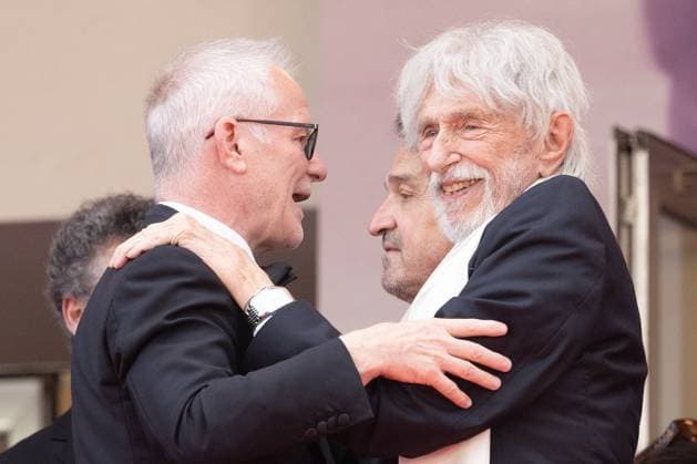 78. Internationalen Filmfestspiele von Cannes 2025 Cannes, Frankreich - 22.5.2024: Pierre Richard (R) umarmt Festival Direktor Thierry Fremaux während des - La Venue De L avenir (Colours Of Time) Roten Teppichs während der 78. Internationalen Filmfestspiele von Cannes. Die 78. Internationalen Filmfestspiele von Cannes finden vom 13. bis 24. Mai 2025 statt. Provence-Alpes-Cote d Azur