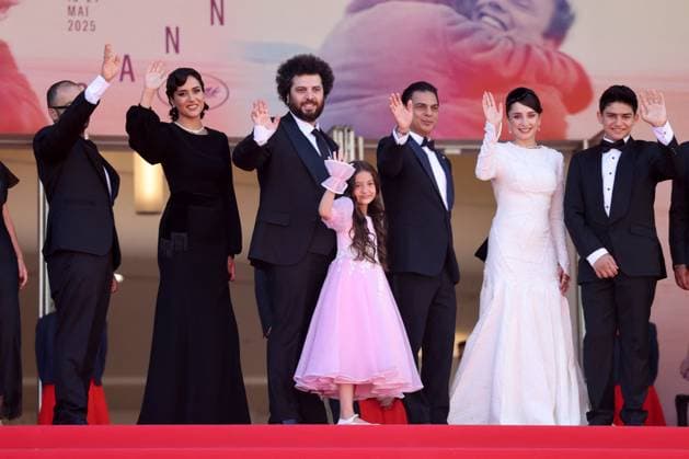 J Montée des marches du film Man O Bachech Woman and child lors du 78ème Festival International du Film de Cannes Guest, Parinaz Izadyar, Saeed Roustaee, Arshida Dorostkar, Payman Maadi, Sahar Goldust, Sinan Mohebi Montée des marches du film Man O Bachech Woman and child lors du 78ème Festival International du Film de Cannes, au Palais des Festivals à Cannes Le 22 mai 2025 Jacovides Moreau Bestimage Red carpet for the movie Man O Bachech Woman and child during the 78th Cannes International Film Festival at the Palais des Festivals in Cannes, France On may 21th 2025 Cannes France  Copyright: xJACOVIDES-MOREAUx xBESTIMAGExJACOVIDES-MOREAUx xBESTIMAGEx
