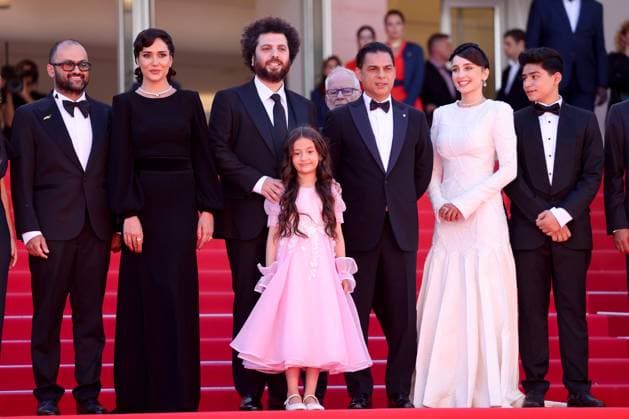 J Montée des marches du film Man O Bachech Woman and child lors du 78ème Festival International du Film de Cannes Guest, Parinaz Izadyar, Saeed Roustaee, Arshida Dorostkar, Thierry Frémaux, Payman Maadi, Sahar Goldust, Sinan Mohebi Montée des marches du film Man O Bachech Woman and child lors du 78ème Festival International du Film de Cannes, au Palais des Festivals à Cannes Le 22 mai 2025 Jacovides Moreau Bestimage Red carpet for the movie Man O Bachech Woman and child during the 78th Cannes International Film Festival at the Palais des Festivals in Cannes, France On may 21th 2025 Cannes France  Copyright: xJACOVIDES-MOREAUx xBESTIMAGExJACOVIDES-MOREAUx xBESTIMAGEx
