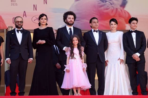 Entertainment Bilder des Tages J Montée des marches du film Man O Bachech Woman and child lors du 78ème Festival International du Film de Cannes Guest, Parinaz Izadyar, Saeed Roustaee, Arshida Dorostkar, Payman Maadi, Sahar Goldust, Sinan Mohebi Montée des marches du film Man O Bachech Woman and child lors du 78ème Festival International du Film de Cannes, au Palais des Festivals à Cannes Le 22 mai 2025 Jacovides Moreau Bestimage Red carpet for the movie Man O Bachech Woman and child during the 78th Cannes International Film Festival at the Palais des Festivals in Cannes, France On may 21th 2025 Cannes France  Copyright: xJACOVIDES-MOREAUx xBESTIMAGExJACOVIDES-MOREAUx xBESTIMAGEx