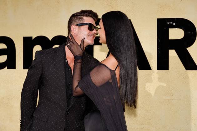 Photocall du gala AmFar 2025 by Chopard à lHôtel du Cap Eden Roc à Antibes Robin Thicke, April Love Geary au photocall du gala AmFar 2025 by Chopard à lHôtel du Cap Eden Roc à Antibes le 22 mai 2025 Moreau Jacovides Bestimage amfAR Gala Cannes 2025 presented by Chopard at Hotel du Cap Eden Roc on May 22, 2025 in Cap dAntibes, France Antibes France  Copyright: xJACOVIDES-MOREAUx xBESTIMAGExJACOVIDES-MOREAUx xBESTIMAGEx