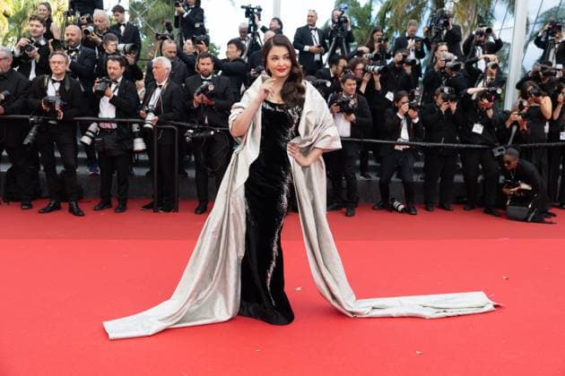 B Montée des marches du film La venue de lavenir lors du 78ème Festival International du Film de Cannes Aishwarya Rai Montée des marches du film La venue de lavenir lors du 78ème Festival International du Film de Cannes, au Palais des Festivals à Cannes Le 22 mai 2025 Olivier Borde Bestimage Red carpet for the movie Colours of time during the 78th Cannes International Film Festival at the Palais des Festivals in Cannes, France On may 22th 2025 Cannes France  Copyright: xOLIVIERxBORDEx xBESTIMAGExOLIVIERxBORDEx xBESTIMAGEx
