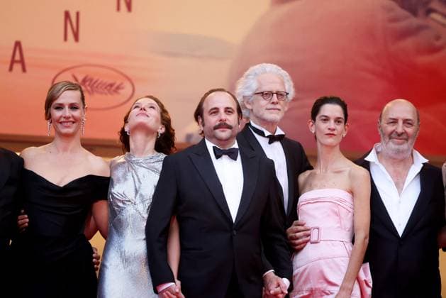 J Montée des marches du film La venue de lavenir lors du 78ème Festival International du Film de Cannes Cécile de France Bijoux Tasaki , Julia Piaton Bijoux Tasaki , Vincent Macaigne, Santiago Amigorena, Suzanne Lindon, Cédric Klapisch Montée des marches du film La venue de lavenir lors du 78ème Festival International du Film de Cannes, au Palais des Festivals à Cannes Le 22 mai 2025 Jacovides Moreau Bestimage Red carpet for the movie Colours of time during the 78th Cannes International Film Festival at the Palais des Festivals in Cannes, France On may 22th 2025 Cannes France  Copyright: xJACOVIDES-MOREAUx xBESTIMAGExJACOVIDES-MOREAUx xBESTIMAGEx