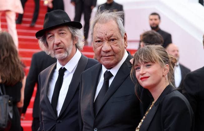 J Montée des marches du film La venue de lavenir lors du 78ème Festival International du Film de Cannes Arthur H, Tony Gatlif, Suzanne Aubert Montée des marches du film La venue de lavenir lors du 78ème Festival International du Film de Cannes, au Palais des Festivals à Cannes Le 22 mai 2025 Jacovides Moreau Bestimage Red carpet for the movie Colours of time during the 78th Cannes International Film Festival at the Palais des Festivals in Cannes, France On may 22th 2025 Cannes France  Copyright: xJACOVIDES-MOREAUx xBESTIMAGExJACOVIDES-MOREAUx xBESTIMAGEx