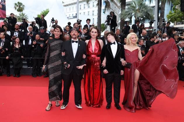 J Montée des marches du film La venue de lavenir lors du 78ème Festival International du Film de Cannes Jennifer Schwalbach Smith, Kevin Smith, Harley Quinn Smith, Austin Zajur, Alessandra Williams Montée des marches du film La venue de lavenir lors du 78ème Festival International du Film de Cannes, au Palais des Festivals à Cannes Le 22 mai 2025 Jacovides Moreau Bestimage Red carpet for the movie Colours of time during the 78th Cannes International Film Festival at the Palais des Festivals in Cannes, France On may 22th 2025 Cannes France  Copyright: xJACOVIDES-MOREAUx xBESTIMAGExJACOVIDES-MOREAUx xBESTIMAGEx