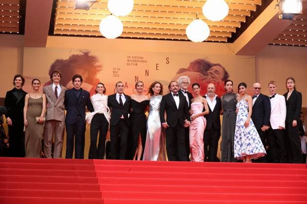 78eme Festival International du Film de Cannes Montée des marches du film La venue de lavenir 78th International Cannes Film Festival Red carpet for La venue de lavenir movie 444961 2025 05 22 France Soualem, Zinedine Pomme Schneider, Vassili De France, Cécile Kircher, Paul Hazanavicius, Raika Wapler, Abraham Piaton, Julia Lindon, Suzanne Macaigne, Vincent Klapisch, Cédric Amigorena, Santiago Giraudeau, Sara Cano, Cassandra Levy, Bruno Campagne, Valentin Copyright: xIvankaxVoisinx xStarfacex STAR_444961_059