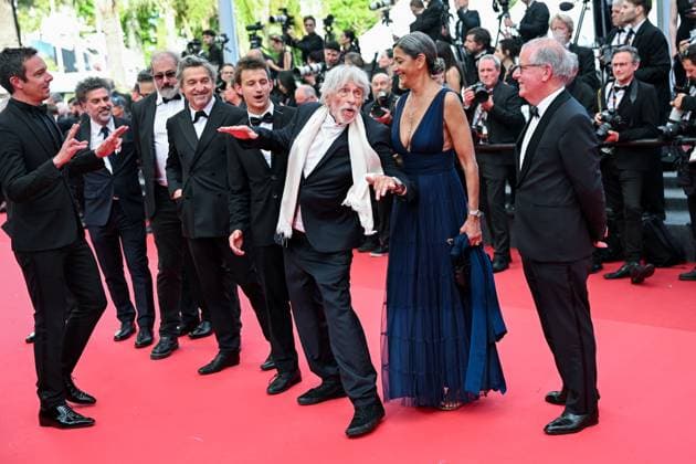 78eme Festival International du Film de Cannes Montée des marches du film La venue de lavenir 78th International Cannes Film Festival Red Carpet of La venue de lavenir movie Festival de Cannes 2025 red carpet La Venue de l Avenir Kustave kervern, Louis Do de Lencquesaing, Timi Joy Marbot Pierre Richard,Ceyla Lacerda 444963 2025 05 22 Cannes France  Copyright: xLionelxGuericolas MPPx STAR_444963_091