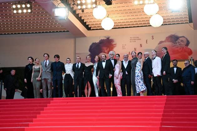 78eme Festival International du Film de Cannes Montée des marches du film La venue de lavenir 78th International Cannes Film Festival Red Carpet of La venue de lavenir movie Festival de Cannes 2025 red carpet La Venue de lAvenir Paul Kircher, Raïka Hazanavicius, Vassili Schneider, Abraham Wapler, Ariadna Cabrol, Zinedine Soualem, Cécile de France, Julia Piaton, Vincent Macaigne, Santiago Amigorena, Suzanne Lindon, Cédric Klapisch, Sara Giraudeau, Cassandra Cano, Bruno Levy, Valentin Campagne 444963 2025 05 22 Cannes France Copyright: xLionelxGuericolas MPPx STAR_444963_142