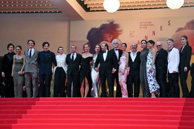 78eme Festival International du Film de Cannes Montée des marches du film La venue de lavenir 78th International Cannes Film Festival Red Carpet of La venue de lavenir movie Festival de Cannes 2025 red carpet La Venue de lAvenir Paul Kircher, Raïka Hazanavicius, Vassili Schneider, Abraham Wapler, Ariadna Cabrol, Zinedine Soualem, Cécile de France, Julia Piaton, Vincent Macaigne, Santiago Amigorena, Suzanne Lindon, Cédric Klapisch, Sara Giraudeau, Cassandra Cano, Bruno Levy, Valentin Campagne 444963 2025 05 22 Cannes France Copyright: xLionelxGuericolas MPPx STAR_444963_143