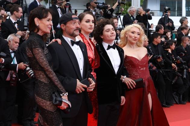 78eme Festival International du Film de Cannes Montée des marches du film La venue de lavenir 78th Cannes Film Festival Red carpet of the film La venue de lavenir Jennifer Schwalbach, Kevin Smith, Harley Quinn Smith, Austin Zajur and Alessandra Williams 444965 2025 05 22 Cannes France  Copyright: xIsabellexVautierx xStarfacex STAR_444965_052