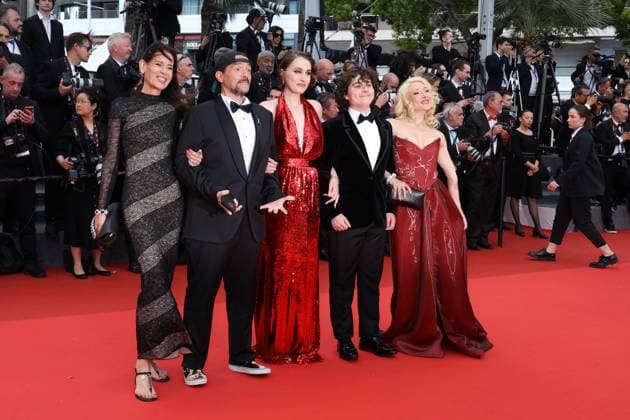 78eme Festival International du Film de Cannes Montée des marches du film La venue de lavenir 78th Cannes Film Festival Red carpet of the film La venue de lavenir Jennifer Schwalbach, Kevin Smith, Harley Quinn Smith, Austin Zajur and Alessandra Williams 444965 2025 05 22 Cannes France  Copyright: xIsabellexVautierx xStarfacex STAR_444965_053