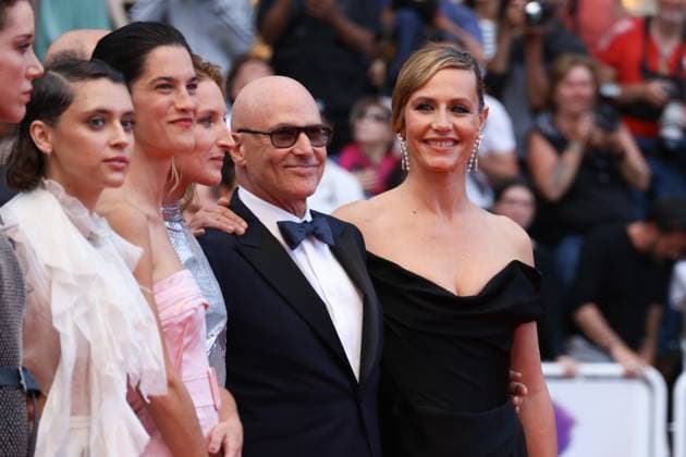 78eme Festival International du Film de Cannes Montée des marches du film La venue de lavenir 78th Cannes Film Festival Red carpet of the film La venue de lavenir Angele Garnier, Suzanne Lindon, Bruno Levy and Cecile de France 444965 2025 05 22 Cannes France  Copyright: xIsabellexVautierx xStarfacex STAR_444965_077