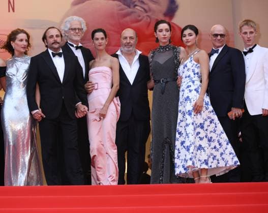 78eme Festival International du Film de Cannes Montée des marches du film La venue de lavenir 78th Cannes Film Festival Red carpet of the film La venue de lavenir Julia Piaton, Vincent Macaigne, Santiago Amigorena, Suzanne Lindon, Cedric Klapisch, Sara Giraudeau, Cassandra Cano, Bruno Levy and Valentin Campagne 444965 2025 05 22 Cannes France  Copyright: xIsabellexVautierx xStarfacex STAR_444965_109