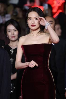 Internationale Filmfestspiele von Cannes, Kuang Ye Shi Dai - Resurrection Premiere J Montée des marches du film Résurrection lors du 78ème Festival International du Film de Cannes Shu Qi Montée des marches du film Résurrection lors du 78ème Festival International du Film de Cannes, au Palais des Festivals à Cannes Le 22 mai 2025 Jacovides Moreau Bestimage Red carpet for the movie Resurrection during the 78th Cannes International Film Festival at the Palais des Festivals in Cannes, France On may 22th 2025 Cannes France  Copyright: xJACOVIDES-MOREAUx xBESTIMAGExJACOVIDES-MOREAUx xBESTIMAGEx