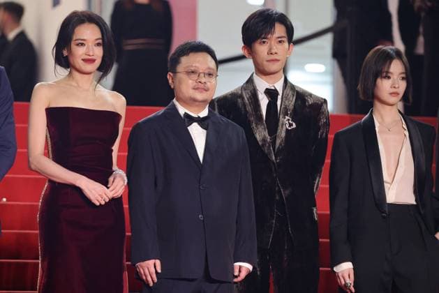 Internationale Filmfestspiele von Cannes, Kuang Ye Shi Dai - Resurrection Premiere J Montée des marches du film Résurrection lors du 78ème Festival International du Film de Cannes Shu Qi, Gan Bi, Jackson Yee, Gengxi Li Montée des marches du film Résurrection lors du 78ème Festival International du Film de Cannes, au Palais des Festivals à Cannes Le 22 mai 2025 Jacovides Moreau Bestimage Red carpet for the movie Resurrection during the 78th Cannes International Film Festival at the Palais des Festivals in Cannes, France On may 22th 2025 Cannes France  Copyright: xJACOVIDES-MOREAUx xBESTIMAGExJACOVIDES-MOREAUx xBESTIMAGEx