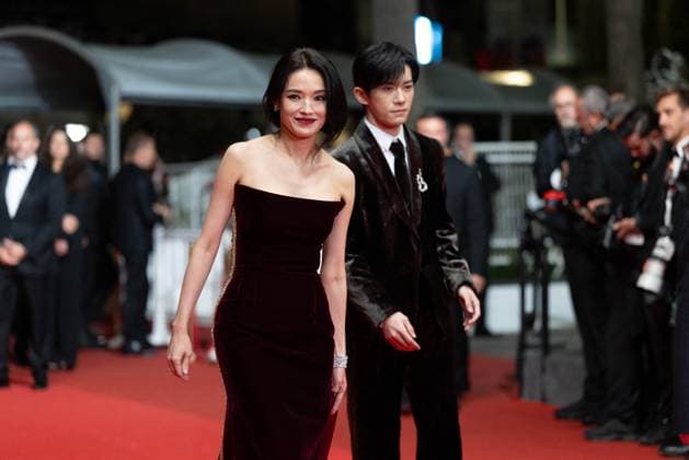 Internationale Filmfestspiele von Cannes, Kuang Ye Shi Dai - Resurrection Premiere B Montée des marches du film Résurrection lors du 78ème Festival International du Film de Cannes Shu Qi Montée des marches du film Résurrection lors du 78ème Festival International du Film de Cannes, au Palais des Festivals à Cannes Le 22 mai 2025 Jacovides Moreau Bestimage Red carpet for the movie Resurrection during the 78th Cannes International Film Festival at the Palais des Festivals in Cannes, France On may 22th 2025 Cannes France  Copyright: xOLIVIERxBORDEx xBESTIMAGExOLIVIERxBORDEx xBESTIMAGEx
