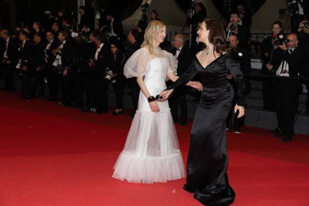Internationale Filmfestspiele von Cannes, Kuang Ye Shi Dai - Resurrection Premiere B Montée des marches du film Résurrection lors du 78ème Festival International du Film de Cannes Alba Rohrwacher, Juliette Binoche Montée des marches du film Résurrection lors du 78ème Festival International du Film de Cannes, au Palais des Festivals à Cannes Le 22 mai 2025 Jacovides Moreau Bestimage Red carpet for the movie Resurrection during the 78th Cannes International Film Festival at the Palais des Festivals in Cannes, France On may 22th 2025 Cannes France  Copyright: xOLIVIERxBORDEx xBESTIMAGExOLIVIERxBORDEx xBESTIMAGEx