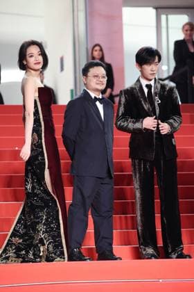 Internationale Filmfestspiele von Cannes, Kuang Ye Shi Dai - Resurrection Premiere Resurrection (RÃ surrection) Red Carpet at the 78th Annual Cannes Film Festival Shu Qi, Gan Bi and Jackson Yi - Resurrection (RÃ surrection) Red Carpet at the 78th Annual Cannes Film Festival in Cannes, France on May 22, 2025.  Copyright: x Chassery+Courdjix