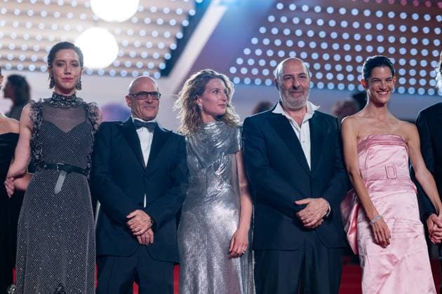 78eme Festival International du Film de Cannes Red carpet for La venue de lavenir 78th International Cannes Film Festival Red carpet for La venue de lavenir movie 444966 2025 05 22 France Piaton, Julia Lindon, Suzanne Klapisch, Cédric Giraudeau, Sara  Copyright: xEstellexCarlierx xStarfacex STAR_444966_011