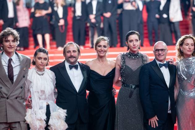 78eme Festival International du Film de Cannes Redescente des marches du film La venue de lavenir 78th International Cannes Film Festival Red carpet for La venue de lavenir movie 444966 2025 05 22 France Schneider, Vassili Pomme Macaigne, Vincent De France, Cécile Giraudeau, Sara  Copyright: xEstellexCarlierx xStarfacex STAR_444966_016