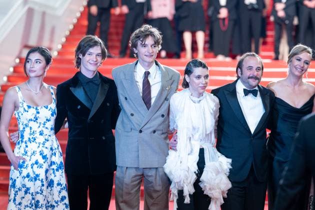 78eme Festival International du Film de Cannes Redescente des marches du film La venue de lavenir 78th International Cannes Film Festival Red carpet for La venue de lavenir movie 444966 2025 05 22 France Kircher, Paul Schneider, Vassili Pomme De France, Cécile Macaigne, Vincent  Copyright: xEstellexCarlierx xStarfacex STAR_444966_018