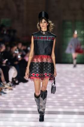 Louis Vuitton Cruise 2026 Runway - Avignon A model walks the runway during the Louis Vuitton Cruise 2026 fashion show at Palais des Papes ( Palace of the Popes ), in Avignon, France on May 22, 2025. Photo by Eliot Blondet ABACAPRESS.COM Avignon France France  Copyright: xBlondetxEliot ABACAx
