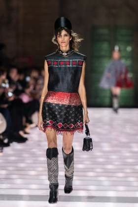 Louis Vuitton Cruise 2026 Runway - Avignon A model walks the runway during the Louis Vuitton Cruise 2026 fashion show at Palais des Papes ( Palace of the Popes ), in Avignon, France on May 22, 2025. Photo by Eliot Blondet ABACAPRESS.COM Avignon France France  Copyright: xBlondetxEliot ABACAx
