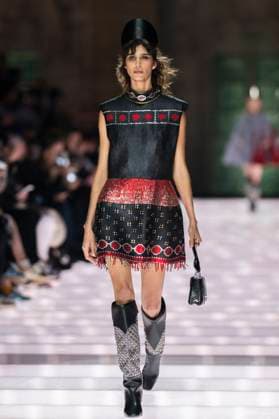 Bilder des Jahres 2025, Entertainment 05 Mai Entertainment Themen der Woche KW21 Entertainment Bilder des Tages Louis Vuitton Cruise 2026 Runway - Avignon A model walks the runway during the Louis Vuitton Cruise 2026 fashion show at Palais des Papes ( Palace of the Popes ), in Avignon, France on May 22, 2025. Photo by Eliot Blondet ABACAPRESS.COM Avignon France France  Copyright: xBlondetxEliot ABACAx