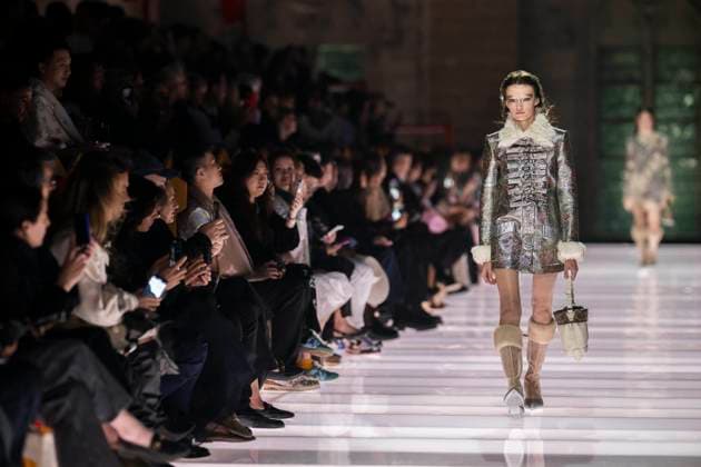 Louis Vuitton Cruise 2026 Runway - Avignon A model walks the runway during the Louis Vuitton Cruise 2026 fashion show at Palais des Papes ( Palace of the Popes ), in Avignon, France on May 22, 2025. Photo by Eliot Blondet ABACAPRESS.COM Avignon France France  Copyright: xBlondetxEliot ABACAx
