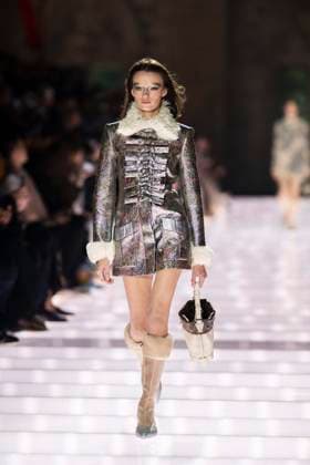 Louis Vuitton Cruise 2026 Runway - Avignon A model walks the runway during the Louis Vuitton Cruise 2026 fashion show at Palais des Papes ( Palace of the Popes ), in Avignon, France on May 22, 2025. Photo by Eliot Blondet ABACAPRESS.COM Avignon France France  Copyright: xBlondetxEliot ABACAx