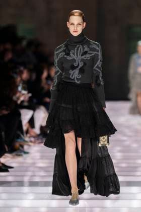 Louis Vuitton Cruise 2026 Runway - Avignon A model walks the runway during the Louis Vuitton Cruise 2026 fashion show at Palais des Papes ( Palace of the Popes ), in Avignon, France on May 22, 2025. Photo by Eliot Blondet ABACAPRESS.COM Avignon France France  Copyright: xBlondetxEliot ABACAx