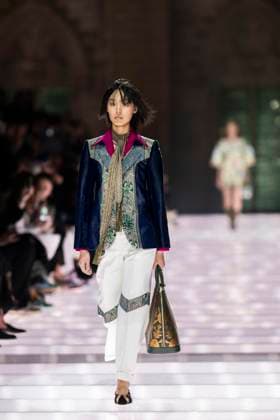 Louis Vuitton Cruise 2026 Runway - Avignon A model walks the runway during the Louis Vuitton Cruise 2026 fashion show at Palais des Papes ( Palace of the Popes ), in Avignon, France on May 22, 2025. Photo by Eliot Blondet ABACAPRESS.COM Avignon France France  Copyright: xBlondetxEliot ABACAx