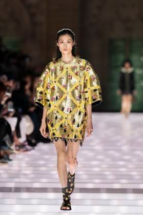 Louis Vuitton Cruise 2026 Runway - Avignon A model walks the runway during the Louis Vuitton Cruise 2026 fashion show at Palais des Papes ( Palace of the Popes ), in Avignon, France on May 22, 2025. Photo by Eliot Blondet ABACAPRESS.COM Avignon France France  Copyright: xBlondetxEliot ABACAx