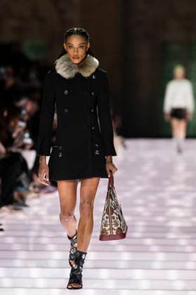 Louis Vuitton Cruise 2026 Runway - Avignon A model walks the runway during the Louis Vuitton Cruise 2026 fashion show at Palais des Papes ( Palace of the Popes ), in Avignon, France on May 22, 2025. Photo by Eliot Blondet ABACAPRESS.COM Avignon France France  Copyright: xBlondetxEliot ABACAx