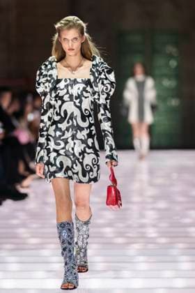 Louis Vuitton Cruise 2026 Runway - Avignon A model walks the runway during the Louis Vuitton Cruise 2026 fashion show at Palais des Papes ( Palace of the Popes ), in Avignon, France on May 22, 2025. Photo by Eliot Blondet ABACAPRESS.COM Avignon France France  Copyright: xBlondetxEliot ABACAx