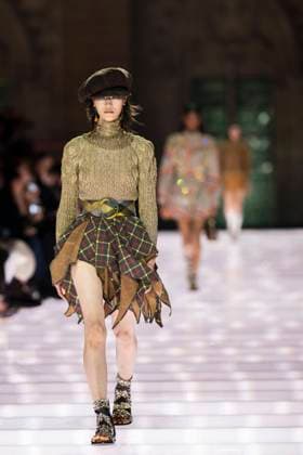 Louis Vuitton Cruise 2026 Runway - Avignon A model walks the runway during the Louis Vuitton Cruise 2026 fashion show at Palais des Papes ( Palace of the Popes ), in Avignon, France on May 22, 2025. Photo by Eliot Blondet ABACAPRESS.COM Avignon France France  Copyright: xBlondetxEliot ABACAx