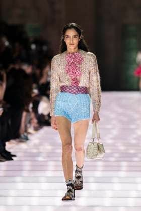 Louis Vuitton Cruise 2026 Runway - Avignon A model walks the runway during the Louis Vuitton Cruise 2026 fashion show at Palais des Papes ( Palace of the Popes ), in Avignon, France on May 22, 2025. Photo by Eliot Blondet ABACAPRESS.COM Avignon France France  Copyright: xBlondetxEliot ABACAx