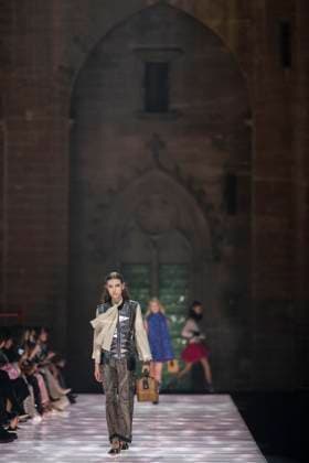 Louis Vuitton Cruise 2026 Runway - Avignon A model walks the runway during the Louis Vuitton Cruise 2026 fashion show at Palais des Papes ( Palace of the Popes ), in Avignon, France on May 22, 2025. Photo by Eliot Blondet ABACAPRESS.COM Avignon France France  Copyright: xBlondetxEliot ABACAx
