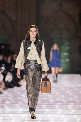 Louis Vuitton Cruise 2026 Runway - Avignon A model walks the runway during the Louis Vuitton Cruise 2026 fashion show at Palais des Papes ( Palace of the Popes ), in Avignon, France on May 22, 2025. Photo by Eliot Blondet ABACAPRESS.COM Avignon France France  Copyright: xBlondetxEliot ABACAx