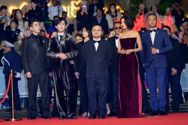 Internationale Filmfestspiele von Cannes, Kuang Ye Shi Dai - Resurrection Premiere Cannes Resurrection Red Carpet NG Yongzhong Chen, Gengxi Li, Jackson Yee, Gan Bi, Shu Qi, Jue Huang and Mark Chao attending the ‘‘Resurrection (Résurrection)’ Screening and Red Carpet at Palais Des Festivals in Cannes, France on May 23 2025 as part of the 78th Cannes Film Festival. Photo by Nicolas Genin ABACAPRESS.COM Cannes France  Copyright: xGeninxNicolas ABACAx