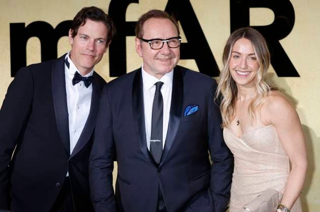 Jaron Lowenstein, Kevin Spacey and Lucinda Lowenstein at the 31 amfAR Gala Cannes as part of the Festival de Cannes 2025 78 Cannes International Film Festival at the Hô tel du Cap Eden Roc Antibes, 22 05 2025 Foto:xD.xBedrosianx xFuturexImagex amfar_5911