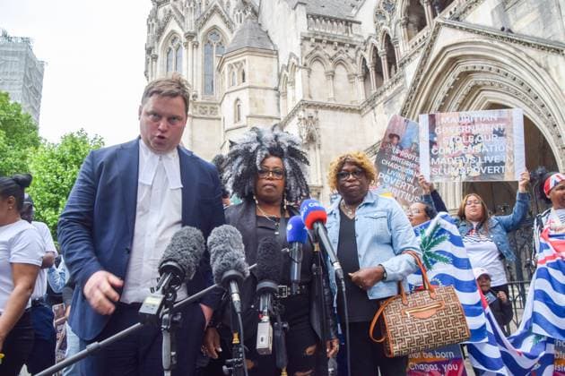 Bilder des Jahres 2025, News 05 Mai May 22, 2025, London, England, United Kingdom: BERTRICE POMPE, BERNADETTE DUGASSE and their lawyer give a statement outside the Royal Courts of Justice following the decision on the legal action against the UK handover of the Chagos Islands to Mauritius. The court has ruled that the deal can go ahead following an early-morning injunction after legal action by the two women. London United Kingdom - ZUMAv130 20250522_zip_v130_073 Copyright: xVukxValcicx