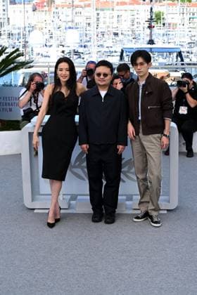 Internationale Filmfestspiele von Cannes, Kuang Ye Shi Dai - Resurrection Photocall Cannes Film Festival 2025 Cannes, May 13-24, 2025 78th Cannes Film Festival. Photocall film: Resurrection In the photo: Bi Gan, Jackson Lee, Shu Qi Cannes France  Copyright: xIPA ABACAx