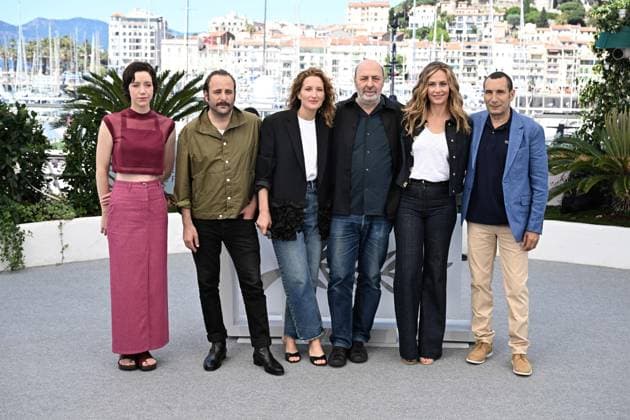 Cannes - La Venue De L’avenir Photocall (From L) French actress Sara Giraudeau, French actor Vincent Macaigne, French actress Julia Piaton, French director Cedric Klapisch, Belgian actress Cecile De France and French actor Zinedine Soualem at the La Venue De L’avenir (colours of Time) photocall in Cannes, France, on May 23, 2025, at the 78th Cannes Film Festival. Photo by David NiviereABACAPRESS.COM Cannes Provence-Alpes-Cote d Azur France  Copyright: xNivierexDavid ABACAPRESS.COMx