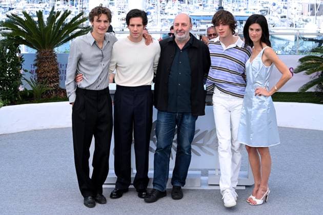 Cannes, France: Cannes, 78th Cannes Film Festival 2025, Photocall film: La venue de l avenir In the photo: Vassili Schneider, Suzanne Lindon, Paul Kircher, CÃ dric Klapisch, Abraham Wapler Cannes France  - ZUMAp169 20250523_zea_p169_099 Copyright: xTerenghi Ipax