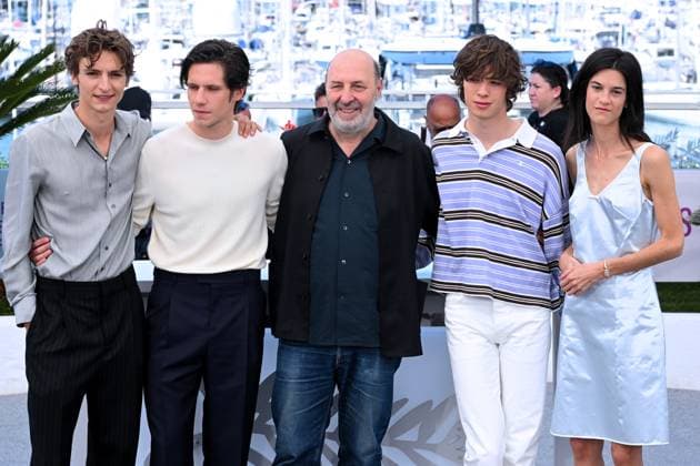 Cannes, France: Cannes, 78th Cannes Film Festival 2025, Photocall film: La venue de l avenir In the photo: Vassili Schneider, Suzanne Lindon, Paul Kircher, CÃ dric Klapisch, Abraham Wapler Cannes France  - ZUMAp169 20250523_zea_p169_100 Copyright: xTerenghi Ipax